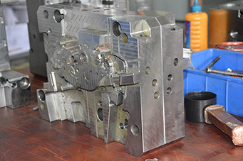 注塑模具廠家教你識(shí)別塑膠模具和注塑模具的區(qū)別