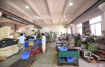 深圳模具廠：精度可達(dá)±0.005mm，打造模具行業(yè)新高度！