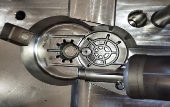 塑膠套啤模具開(kāi)裂原因和對(duì)策？